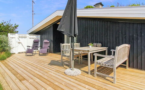 Scarlett - 300M from the Sea: Hout, Houten Vloer, Hardwood, Plank, Dek, Beits, Buitenmeubels, Schaduw, Veranda, Stoel