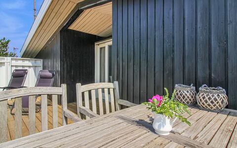 Scarlett - 300M from the Sea: Hout, Verdieping, Hardwood, Plank, Houten Vloer, Schaduw, Beits, Stoel, Dek, Veranda