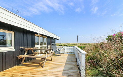 Scarlett - 300M from the Sea: Lucht, Hout, Plank, Hardwood, Verblijf, Dek, Veranda, Schaduw, Balkon, Boardwalk