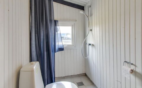 Scarlett - 300M from the Sea: Hout, Verdieping, Flooring, Loodgieterswerkinrichting, Plafond, Toilet, Loodgieter, Badkamer, Gordijn, Kraan