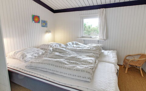 Scarlett - 300M from the Sea: Slaapkamer, Bed, Hout, Laken, Verdieping, Bedding, Interieur Ontwerp, Flooring, Bed Frame, Meubilair