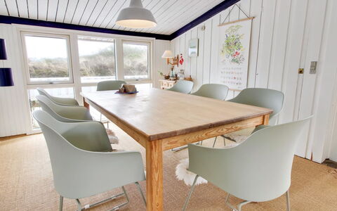 Scarlett - 300M from the Sea: Meubilair, Interieur Ontwerp, Flooring, Hout, Eetkamer, Tafel, Verdieping, Plafond, Keuken En Eettafel, Stoel