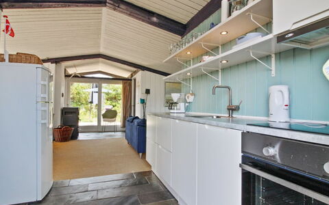 Scarlett - 300M from the Sea: Hout, Flooring, Plafond, Interieur Ontwerp, Verdieping, Countertop, Keuken, Major Appliance, Meubilair, Cabinetry