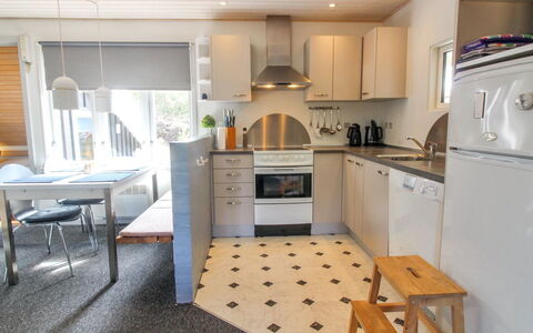 Augustine - 1.6Km from the Sea: Keuken, Toestel Van De Keuken, Flooring, Major Appliance, Meubilair, Countertop, Interieur Ontwerp, Hout, Verdieping, Plafond