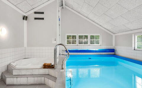Femmy - 600M from the Sea: Plafond, Zwembad, Samengesteld Materiaal, Toevlucht, Ontwerp, Hotel, Daylighting, Zolder, Lichte Inrichting
