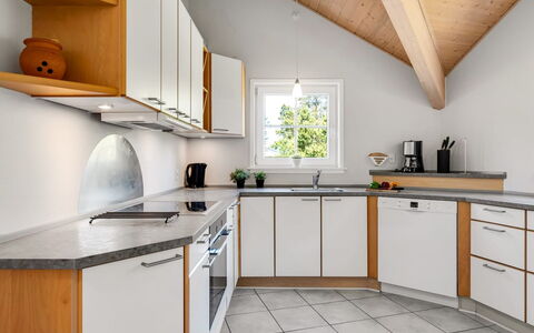 Femmy - 600M from the Sea: Keuken, Interieur Ontwerp, Hout, Flooring, Countertop, Huis, Toestel Van De Keuken, Plafond, Meubilair, Cabinetry