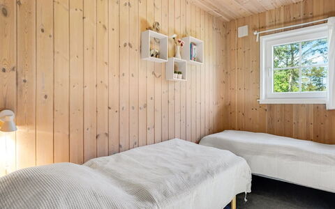 Femmy - 600M from the Sea: Muur, Hout, Flooring, Slaapkamer, Verdieping, Interieur Ontwerp, Plafond, Houten Vloer, Bed, Kamer