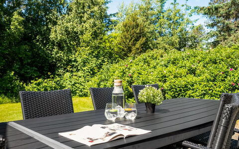 Femmy - 600M from the Sea: Meubilair, Buitenmeubels, Tafel, Buitentafel, Stoel, Keuken En Eettafel, Schaduw, Patio, Tuin, Hardwood