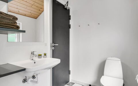 Femmy - 600M from the Sea: Loodgieterswerkinrichting, Muur, Flooring, Badkamer, Verdieping, Interieur Ontwerp, Toilet, Wastafel, Wc Bril, Kraan