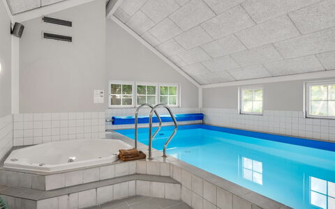 Femmy - 600M from the Sea: Plafond, Interieur Ontwerp, Flooring, Verdieping, Ontwerp, Zolder, Toevlucht, Zwembad, Hotel, Lichte Inrichting