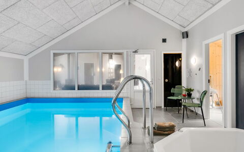 Femmy - 600M from the Sea: Hotel, Gordijn, Lichte Inrichting, Toevlucht, Zwembad, Kamerplant, Zolder, Lamp, Boutique Hotel