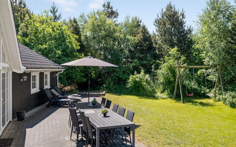 Femmy - 600M from the Sea: Gras, Struik, Huis, Huis, Dak, Land Lot, Tuin, Verblijf, Schaduw, Groundcover