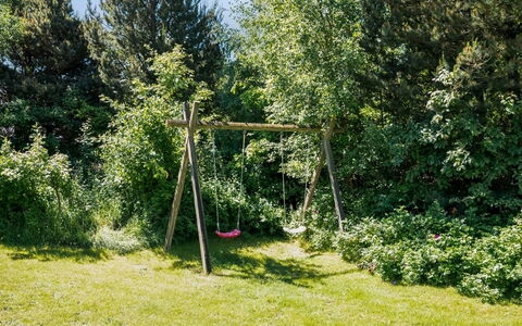 Femmy - 600M from the Sea: Struik, Tuin, Gazon, Schaduw, Backyard, Landscaping, Werf, Park, Bos