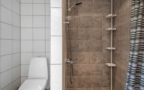 Tala - 4Km from the Sea: Wc Bril, Badkamer, Toilet, Loodgieterswerkinrichting, Flooring, Muur, Verdieping, Interieur Ontwerp, Douchekop, Douche