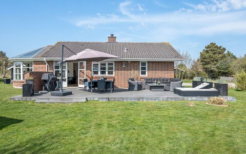 Svenn - 400M from the Sea: Dak, Huis, Huis, Verblijf, Gazon, Tuin, Schaduw, Landgoed, Werf, Buitenmeubels