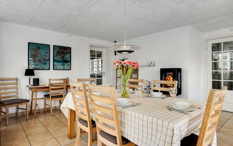 Svenn - 400M from the Sea: Meubilair, Flooring, Interieur Ontwerp, Plafond, Stoel, Hout, Keuken En Eettafel, Verdieping, Eetkamer, Tafel