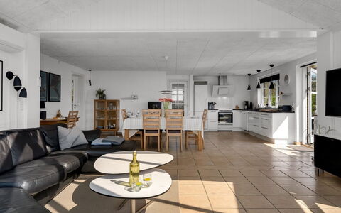 Svenn - 400M from the Sea: Flooring, Meubilair, Interieur Ontwerp, Verdieping, Plafond, Bankstel, Hout, Woonkamer, Kamer, Huis