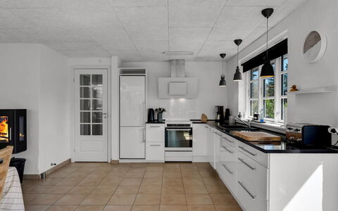 Svenn - 400M from the Sea: Keuken, Flooring, Countertop, Toestel Van De Keuken, Plafond, Interieur Ontwerp, Verdieping, Major Appliance, Huishoudapparatuur, Lichte Inrichting