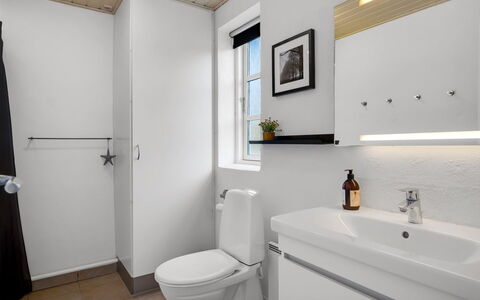 Svenn - 400M from the Sea: Loodgieterswerkinrichting, Wc Bril, Wastafel In De Badkamer, Badkamer, Wastafel, Toilet, Flooring, Interieur Ontwerp, Verdieping, Kraan