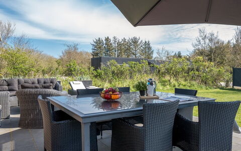 Svenn - 400M from the Sea: Meubilair, Buitenmeubels, Tafel, Stoel, Buitentafel, Keuken En Eettafel, Patio, Tuin, Schaduw, Koffietafel