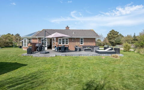 Svenn - 400M from the Sea: Lucht, Gras, Dak, Huis, Huis, Land Lot, Verblijf, Gazon, Groundcover, Tuin