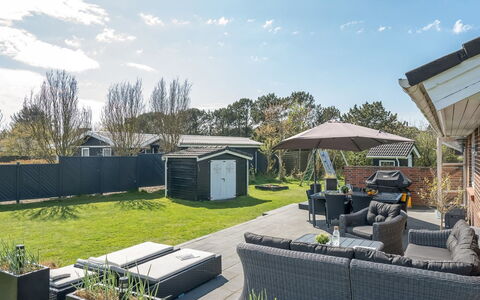 Svenn - 400M from the Sea: Meubilair, Interieur Ontwerp, Flooring, Verdieping, Plafond, Kamer, Stoel, Tafel, Appartement, Keuken En Eettafel