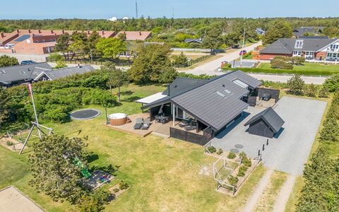 Selima - 300M from the Sea: Hout, Dak, Architectuur, Huis, Huis, Verblijf, Siding, Hardwood, Helling, Landgoed