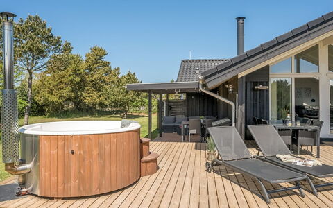 Selima - 300M from the Sea: Hout, Dak, Architectuur, Huis, Huis, Verblijf, Siding, Hardwood, Helling, Landgoed