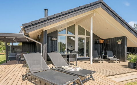 Selima - 300M from the Sea: Hout, Dak, Architectuur, Huis, Huis, Verblijf, Siding, Hardwood, Helling, Landgoed