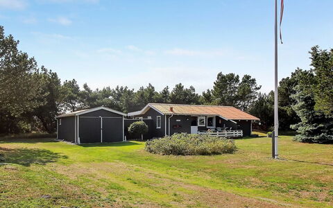 Rokil - 400M from the Sea: Hout, Dak, Architectuur, Huis, Huis, Verblijf, Siding, Hardwood, Helling, Landgoed