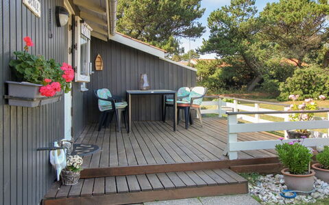 Rokil - 400M from the Sea: Hout, Dak, Architectuur, Huis, Huis, Verblijf, Siding, Hardwood, Helling, Landgoed