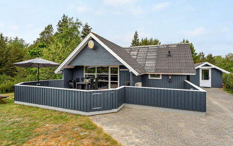 Emmi - 2.5Km from the Sea: Dak, Huis, Huis, Verblijf, Deur, Siding, Dek, Veranda, Plank, Hardwood