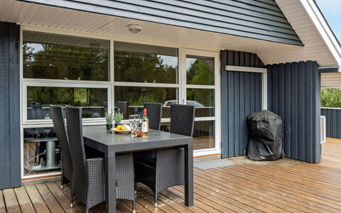 Emmi - 2.5Km from the Sea: Dak, Huis, Huis, Verblijf, Deur, Siding, Dek, Veranda, Plank, Hardwood