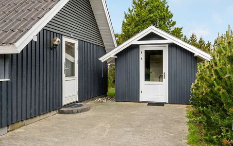 Emmi - 2.5Km from the Sea: Dak, Huis, Huis, Verblijf, Deur, Siding, Dek, Veranda, Plank, Hardwood