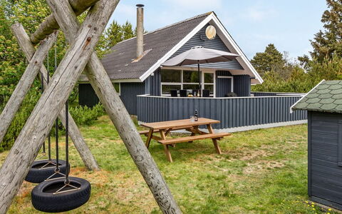 Emmi - 2.5Km from the Sea: Dak, Huis, Huis, Verblijf, Deur, Siding, Dek, Veranda, Plank, Hardwood