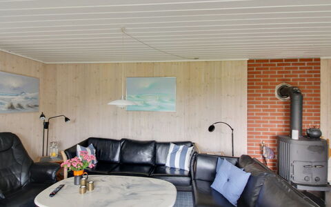 Kastehelmi - 400M from the Sea: Meubilair, Bankstel, Hout, Interieur Ontwerp, Flooring, Woonkamer, Verdieping, Plafond, Tafel