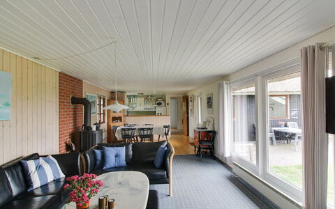 Kastehelmi - 400M from the Sea: Hout, Plafond, Interieur Ontwerp, Flooring, Meubilair, Verdieping, Huis, Bankstel, Woonkamer