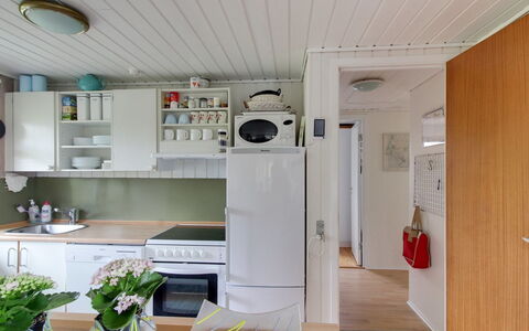 Kastehelmi - 400M from the Sea: Keuken, Toestel Van De Keuken, Interieur Ontwerp, Major Appliance, Flooring, Hout, Countertop, Meubilair, Verdieping, Kamer