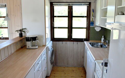Kastehelmi - 400M from the Sea: Hout, Flooring, Keuken, Verdieping, Interieur Ontwerp, Countertop, Gootsteen, Toestel Van De Keuken, Meubilair, Kamer