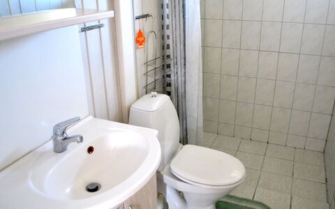 Kastehelmi - 400M from the Sea: Wastafel In De Badkamer, Badkamer, Wc Bril, Loodgieterswerkinrichting, Wastafel, Toilet, Verdieping, Kraan, Flooring, Loodgieter