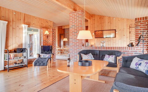 Neja - 400M from the Sea: Hout, Dak, Architectuur, Huis, Huis, Verblijf, Siding, Hardwood, Helling, Landgoed
