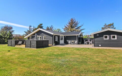 Hillmari - 200M from the Sea: Dak, Huis, Huis, Verblijf, Deur, Siding, Dek, Veranda, Plank, Hardwood