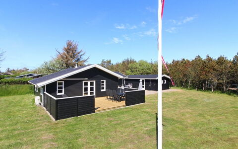 Hillmari - 200M from the Sea: Dak, Huis, Huis, Verblijf, Deur, Siding, Dek, Veranda, Plank, Hardwood