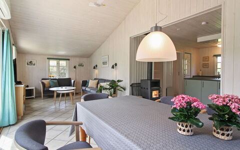 Hillmari - 200M from the Sea: Dak, Huis, Huis, Verblijf, Deur, Siding, Dek, Veranda, Plank, Hardwood