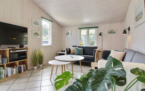 Hillmari - 200M from the Sea: Dak, Huis, Huis, Verblijf, Deur, Siding, Dek, Veranda, Plank, Hardwood