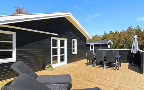 Hillmari - 200M from the Sea: Dak, Huis, Huis, Verblijf, Deur, Siding, Dek, Veranda, Plank, Hardwood
