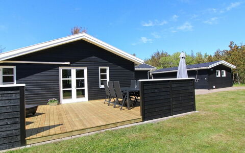 Hillmari - 200M from the Sea: Dak, Huis, Huis, Verblijf, Deur, Siding, Dek, Veranda, Plank, Hardwood