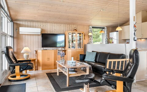 Nadia - 1.7Km from the Sea: Meubilair, Hout, Interieur Ontwerp, Flooring, Bankstel, Woonkamer, Plafond, Kamer, Verlichting, Verdieping