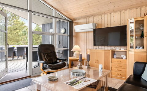 Nadia - 1.7Km from the Sea: Meubilair, Interieur Ontwerp, Flooring, Bankstel, Plafond, Verdieping, Kamer, Woonkamer, Stoel, Verlichting