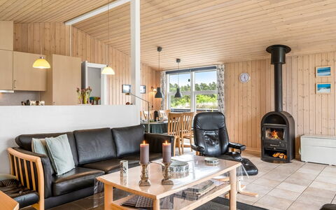 Nadia - 1.7Km from the Sea: Hout, Meubilair, Flooring, Interieur Ontwerp, Plafond, Woonkamer, Bankstel, Verdieping, Kamer